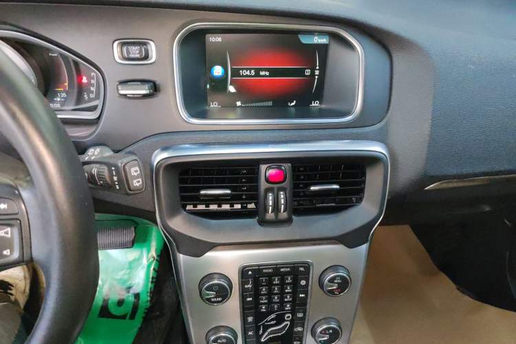 Used Volvo V40 2017 T4 Smart Luxury Edition
