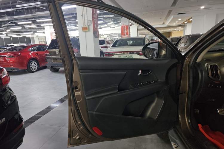 Used Kia Sportage R 2015 2.0L Automatic Two-Wheel Drive DLX Model
