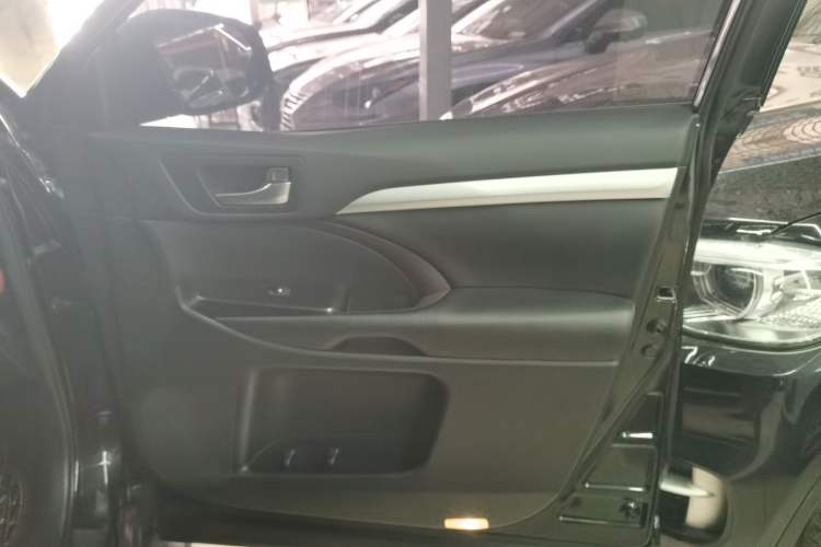 Used Toyota Highlander 2018 2.0T Four-Wheel Drive Luxury Edition 7 Seats China V Emission Standard
