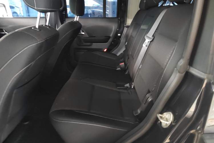 Used  BJ40 2016 40L 2.0T Manual Two-Wheel Drive Luxury Edition
