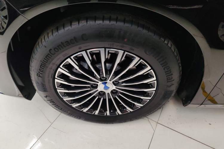 Used Denza D9 2025 DM-i Smart Drive 1020 Four-Wheel Drive Premium Model
