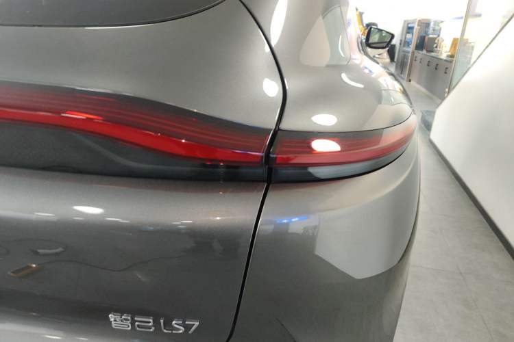 Used  LS7 2023 100kWh Lux All-Wheel-Drive Version