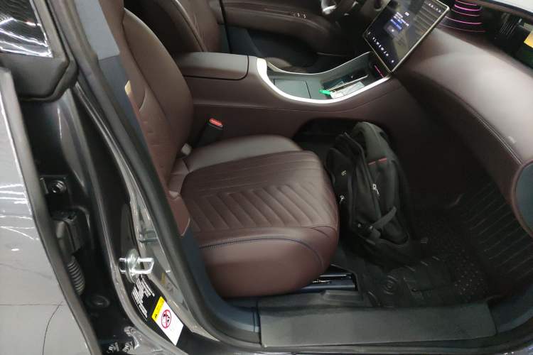 Used  11 2022 Ultra-Long Range Dual-Motor Luxury Edition 5 Seats
