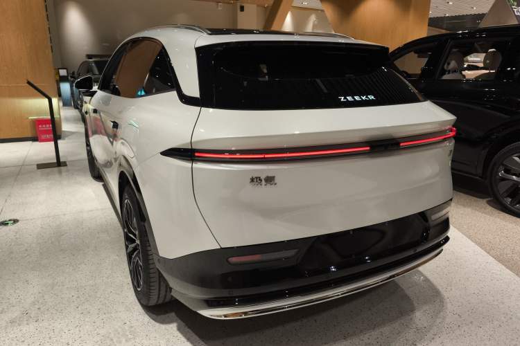 Used Zeekr 7X 2025 100 kWh Long-Range Rear-Wheel Drive with Intelligent Driving Features