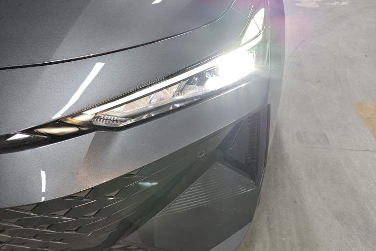 Used Changan UNI-V iDD 2024 Blue Whale Smart Electric iDD 136km ZhiKu Model
