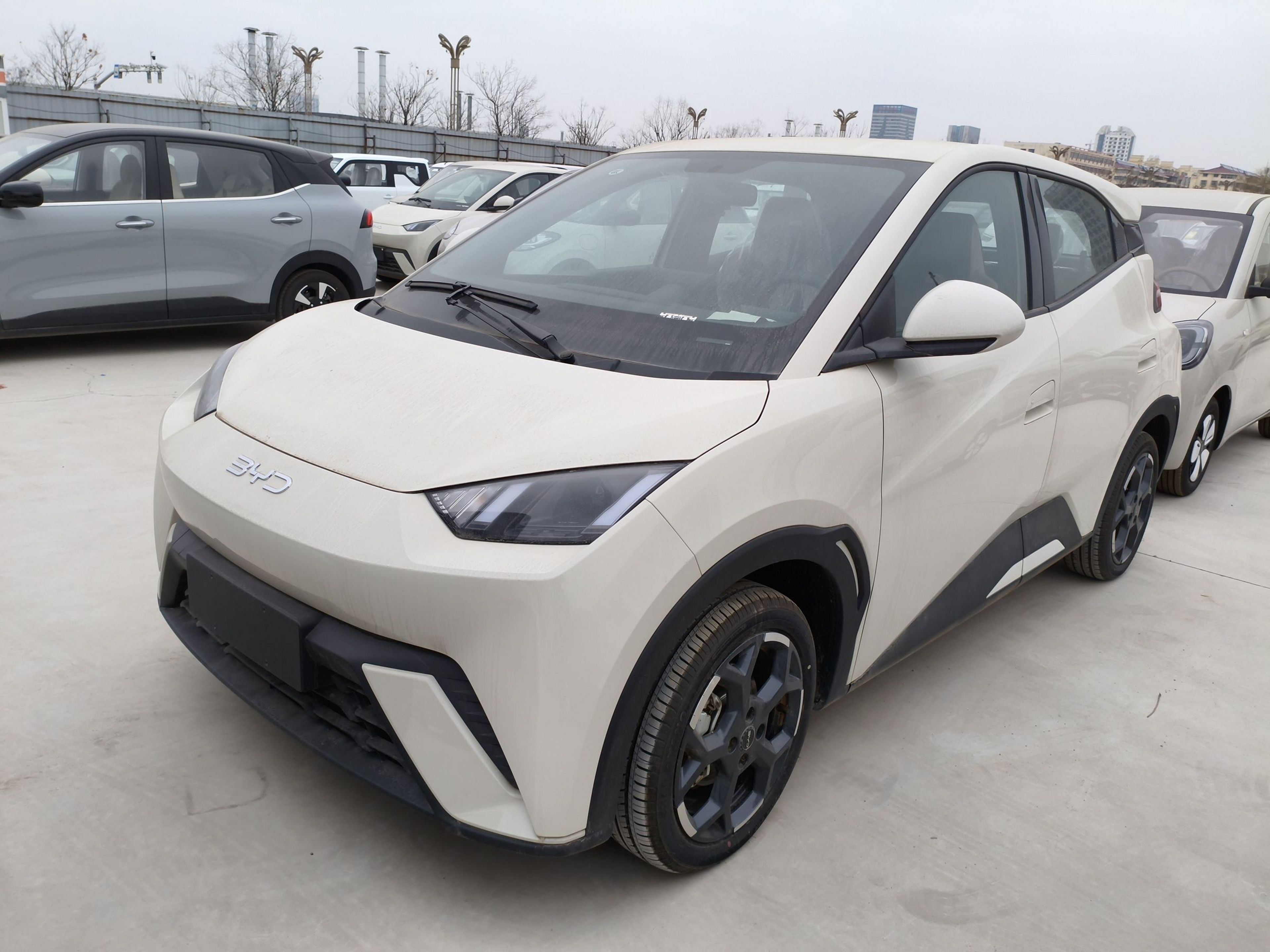 Под передней частью автомобиля