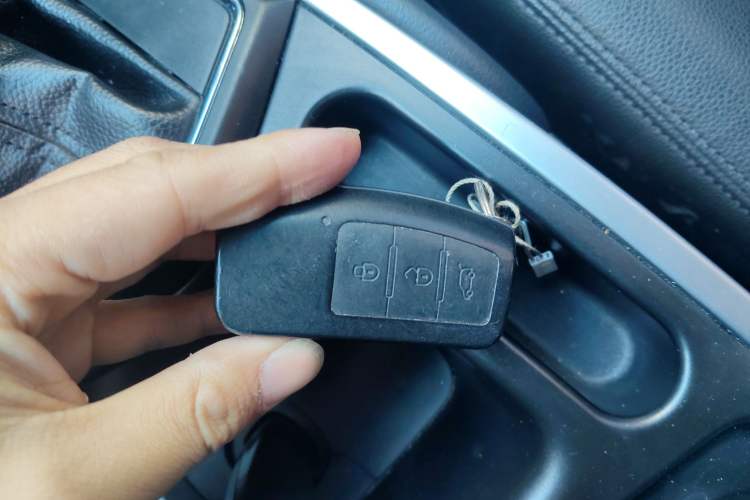 Used JMC Yusheng S350 2013 2.4T Automatic 2WD Diesel Luxury Edition 5 Seats
