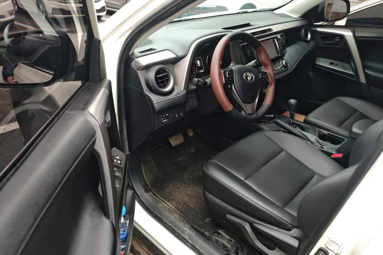 Used Toyota RAV4 2019 2.0L CVT Two-Wheel Drive Fashion X Limited Edition China VI Standard