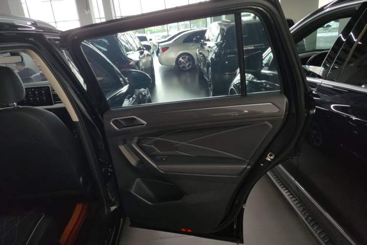 Used Volkswagen Tiguan L 2024 Outstanding Model 330TSI Automatic Two-Wheel Drive R-Line Dragon Glory Edition
