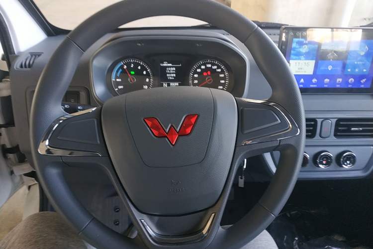 Used Wuling Yangguang 2024 300KM Comfort Version Passenger Van 75kW
