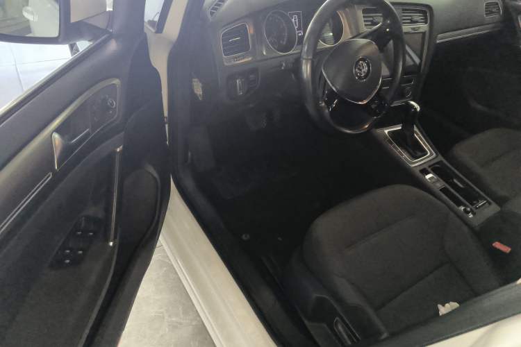 Used Volkswagen Golf 2016 230TSI Automatic Comfort Version
