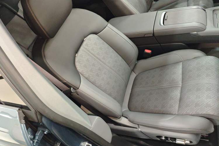 Used Zeekr 7X 2025 100 kWh Long-Range Rear-Wheel Drive with Intelligent Driving Features
