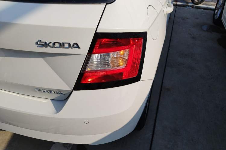 Used Skoda Fabia 2016 1.4L Automatic Car Enjoy Edition

