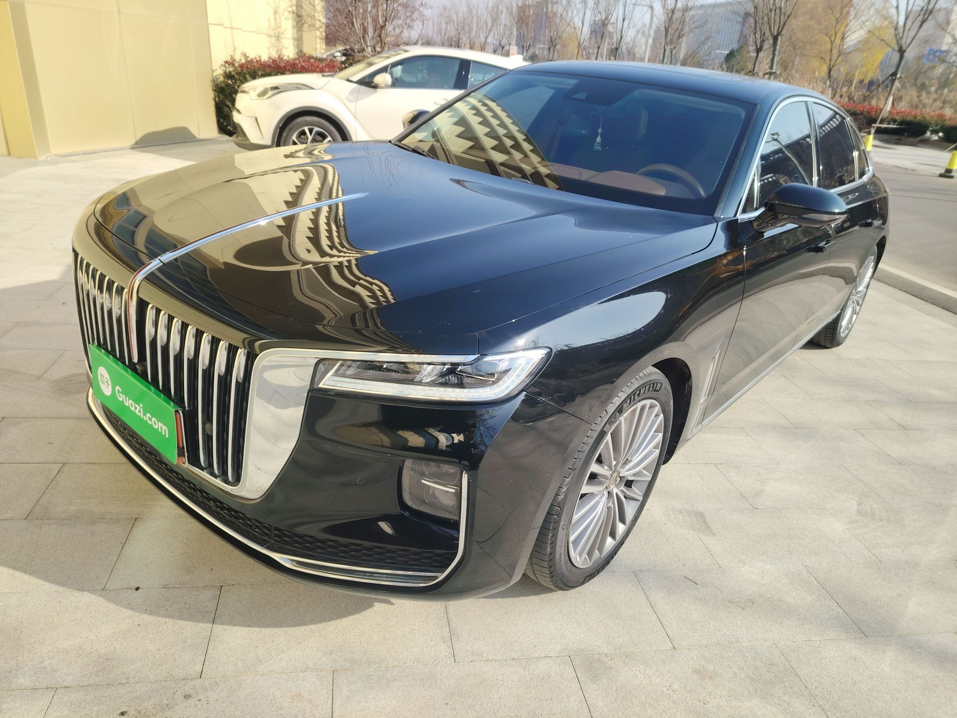 Под передней частью автомобиля