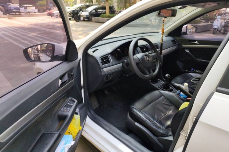 Used Volkswagen Lavida 2015 1.6L Manual Fashion Edition
