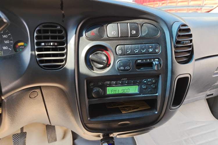 Used  Refine 2015 2.0L Shuttle Gasoline Long-Wheelbase Standard Version HFC4GA3-3D
