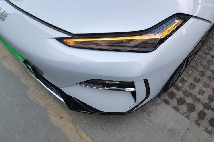 Used  E8 2024 550 km Range Rear-Wheel-Drive PRO