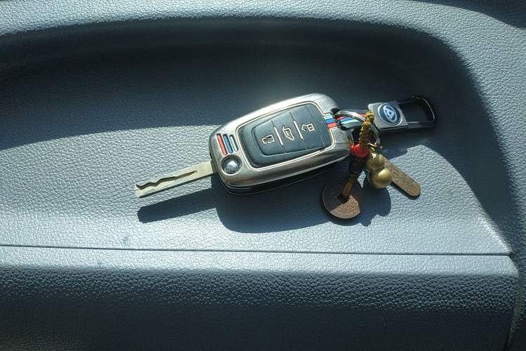 Used SAIC MAXUS Xintu V80 2023 2.0T AMT Classic Aoyuntong Short Wheelbase Ultra-Low Roof 5/6-Seater
