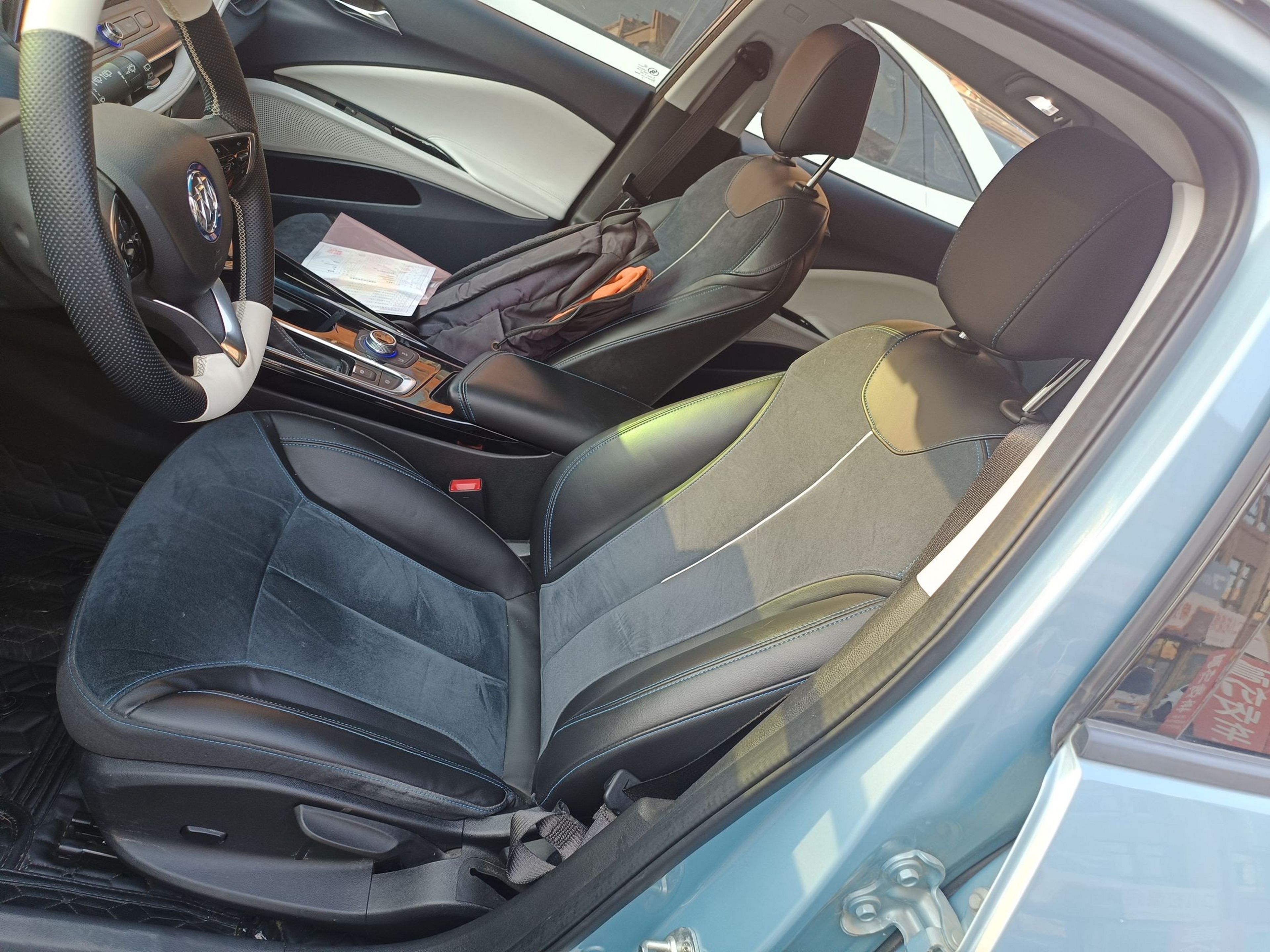 Переднее сиденье в автомобиле