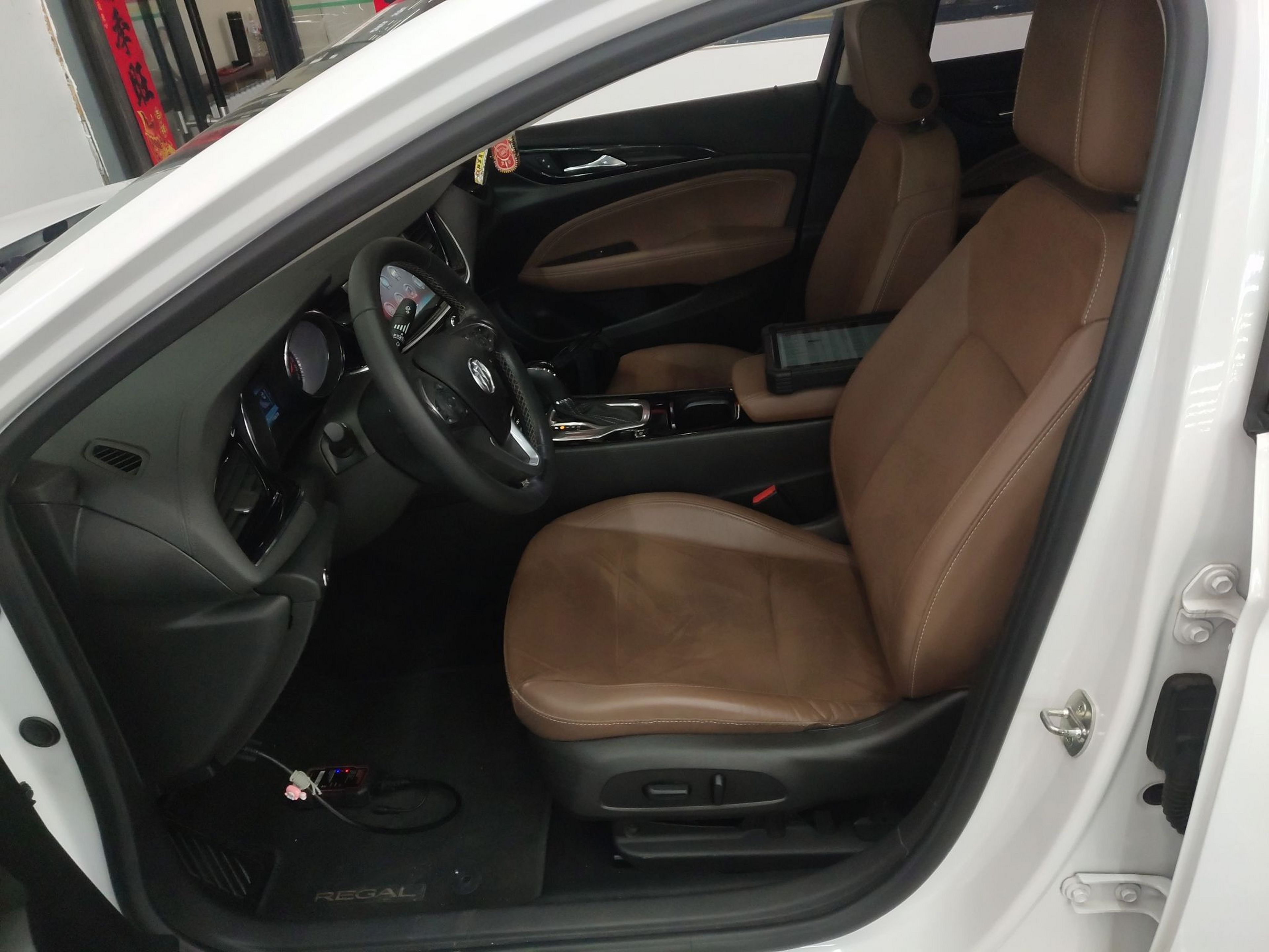 Переднее сиденье в автомобиле