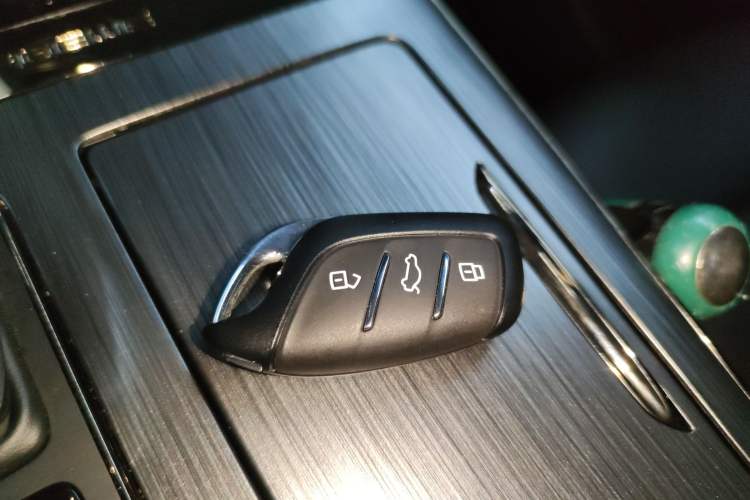 Used Roewe RX5 2023 PLUS 330TGI Automatic Trendsetting Smart Edition
