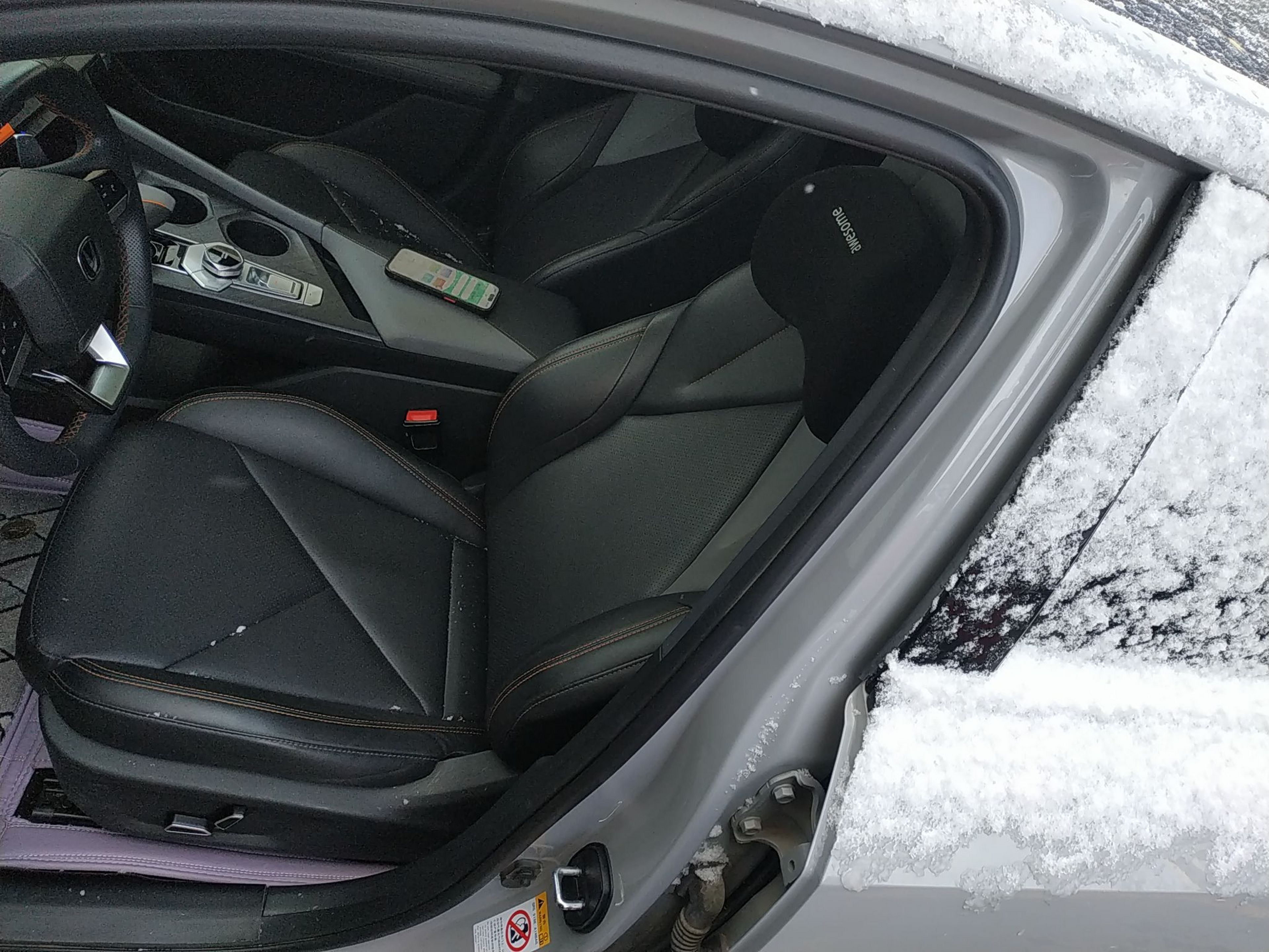 Переднее сиденье в автомобиле