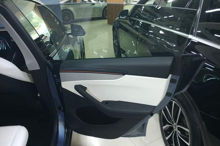 Used Tesla Model Y 2025 Long-Range All-Wheel-Drive Version
