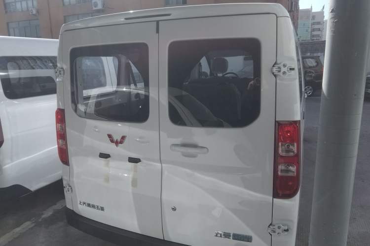 Used Wuling Yangguang 2024 300KM Comfort Version Passenger Van 75kW
