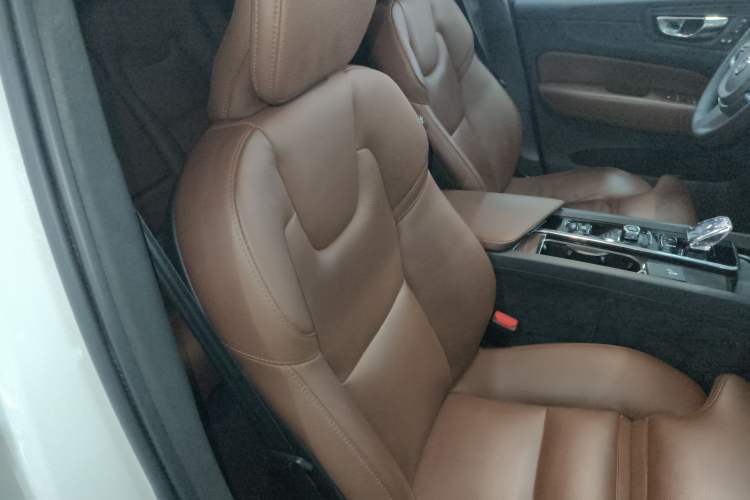 Used Volvo XC60 New Energy 2023 T8 Plug-in Hybrid Long-Range All-Wheel Drive Smart Luxury Edition
