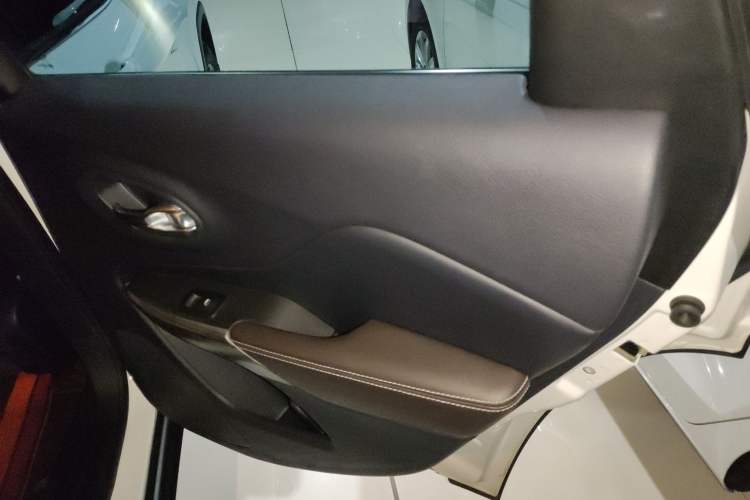 Used  Cherokee 2020 2.0L Two-Wheel Drive Classic Sports Edition
