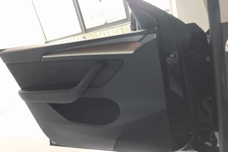 Used Tesla Model Y 2022 Long-Range All-Wheel-Drive Version
