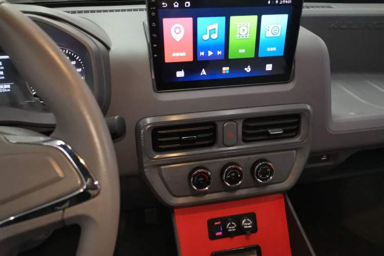 Used Wuling Yangguang 2024 300KM Comfort Version Passenger Van 75kW