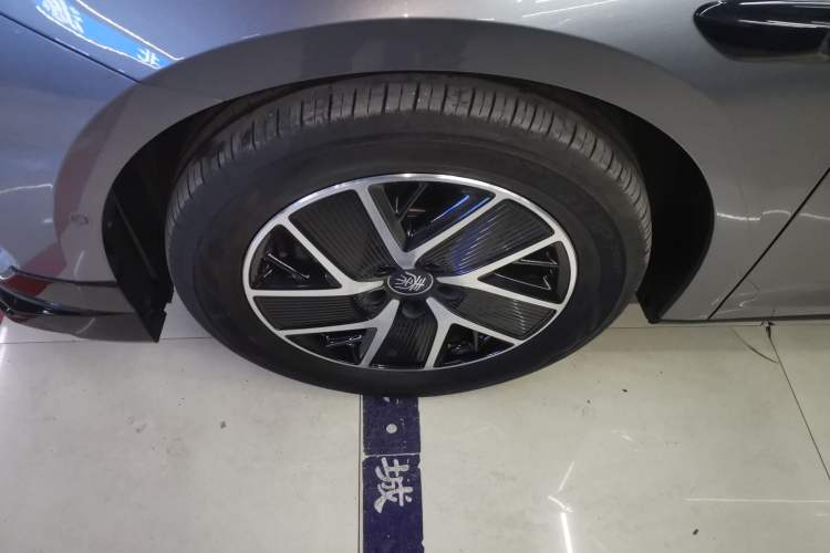 Used BYD Qin L 2025 DM-i Smart Drive 120KM Leading Model
