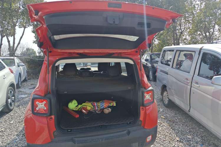 Used  Renegade 2019 220T Automatic Leading Edition