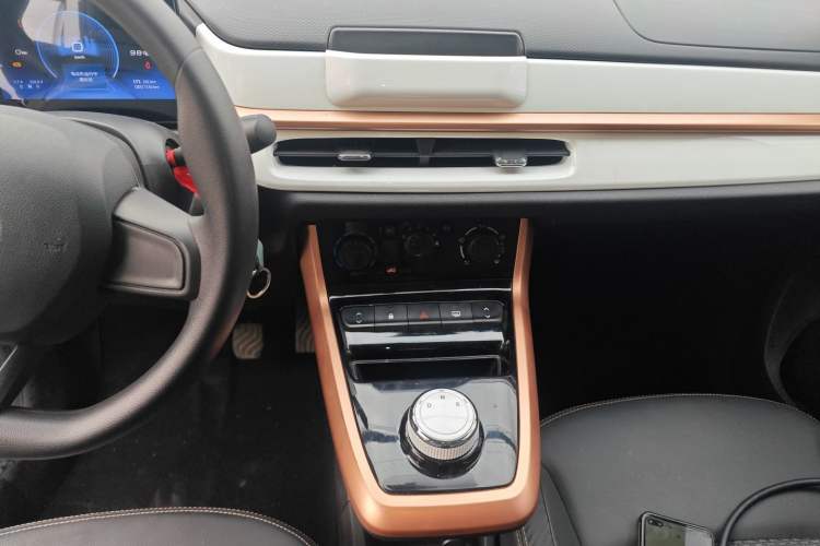 Used Dongfeng NAMMI BOX 2022 Revised Light Wind Edition 201 km Standard Version
