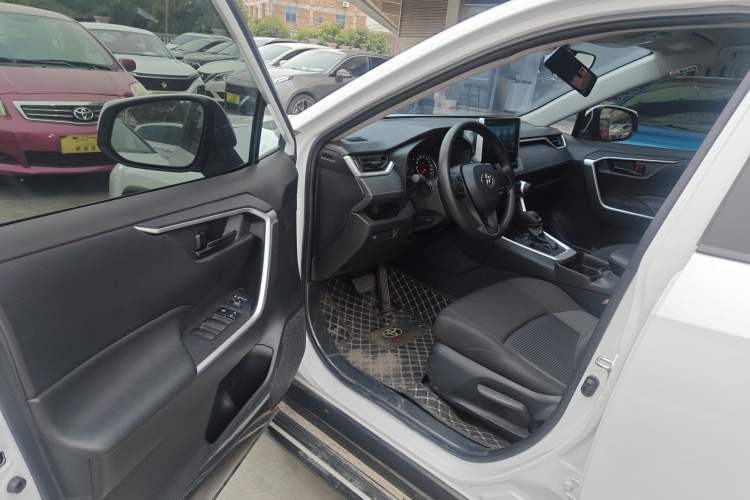 Used Toyota Wildlander 2022 Updated Version 2.0L CVT Two-Wheel Drive Leading Edition
