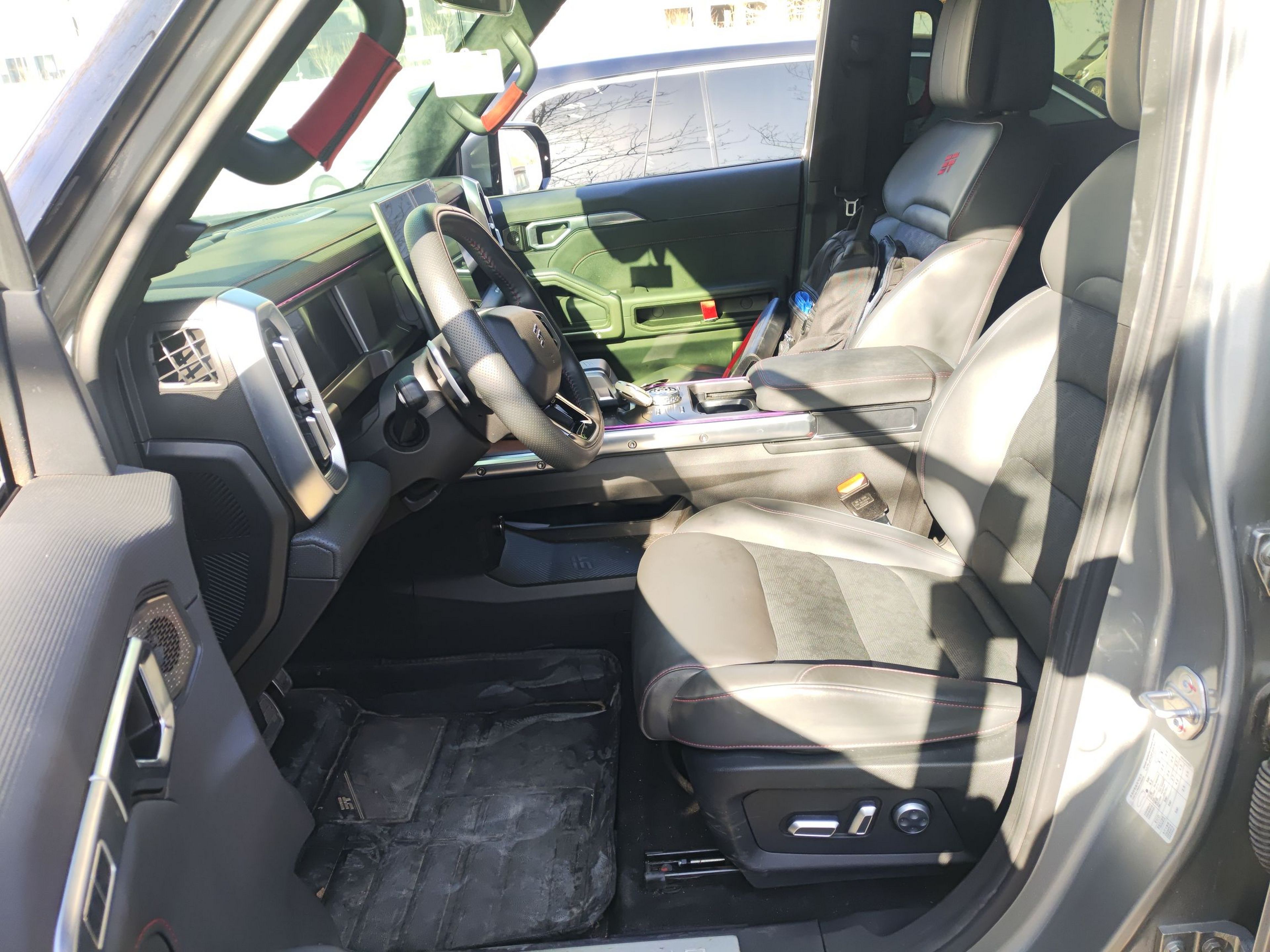 المقاعد الأمامية داخل السيارة