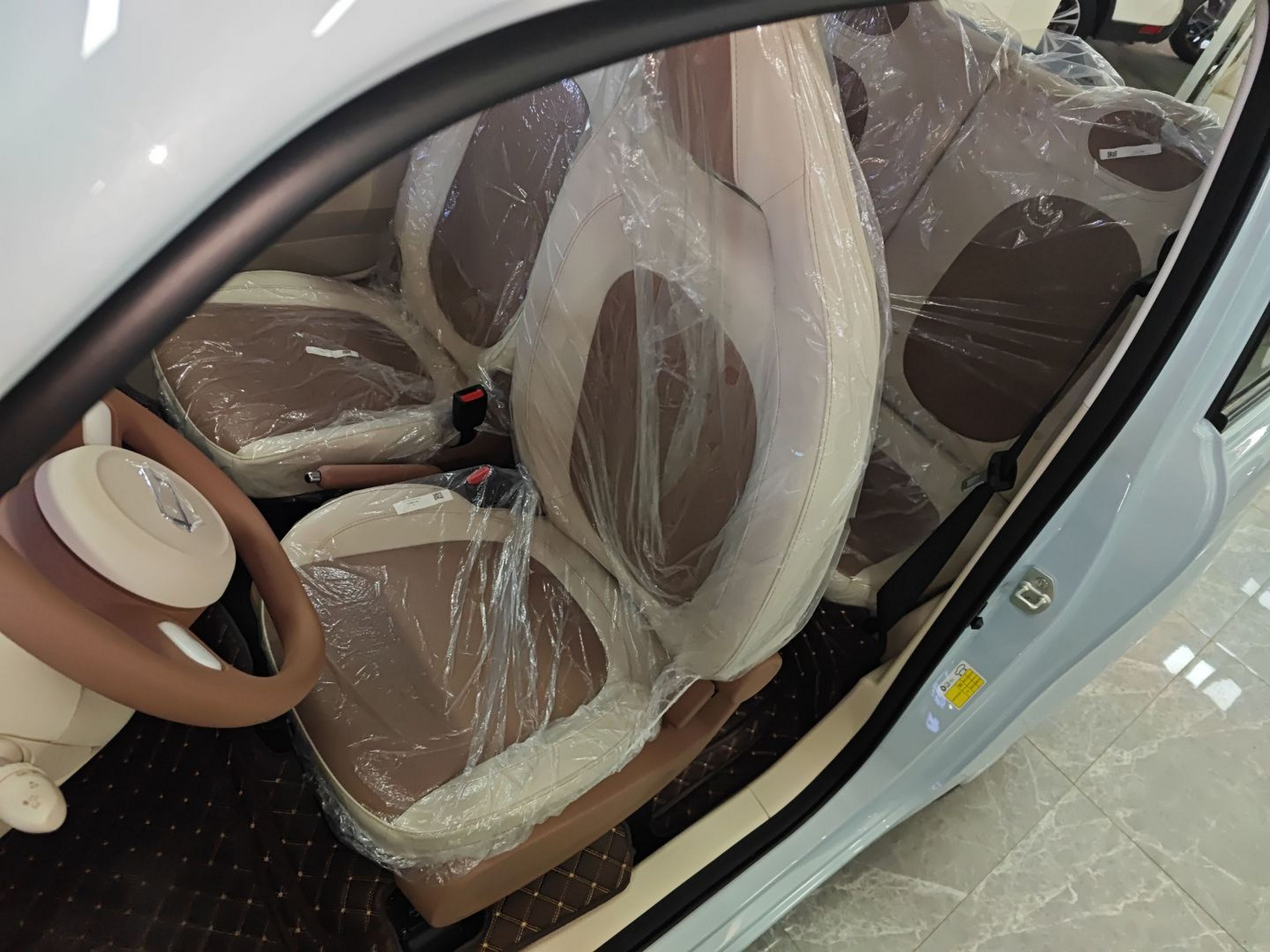 المقاعد الأمامية داخل السيارة