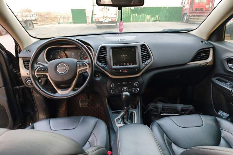 Used  Cherokee 2016 2.4L Leading Smart Version