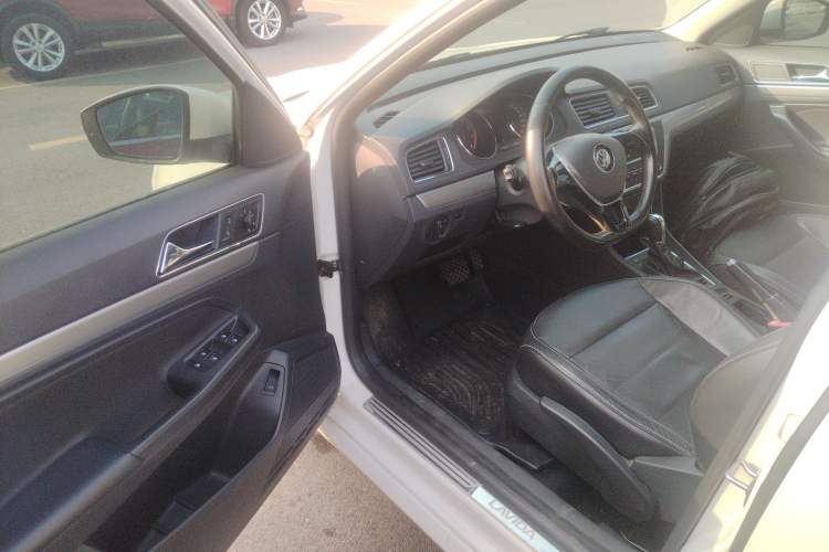 Used Volkswagen Lavida 2015 1.6L Automatic Comfort Edition
