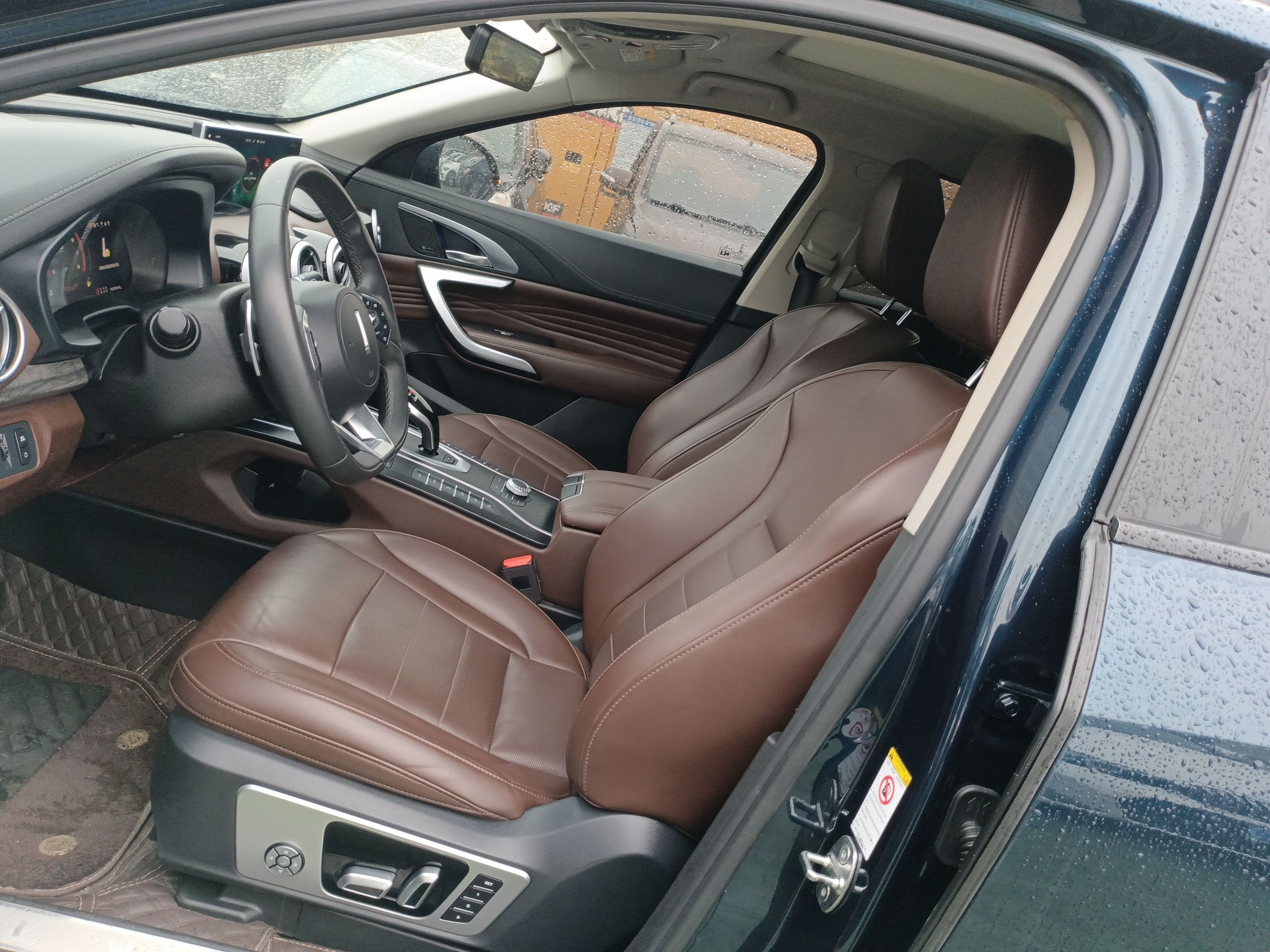 Переднее сиденье в автомобиле