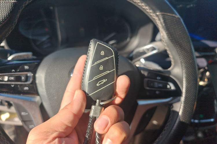 Used SAIC MAXUS Xintu V90 2024 ZhiJie 2.0T Automatic Rear-Drive Long-Wheelbase High-Roof Model with Single Rear Tire Available in 6/7-Seater Configurations