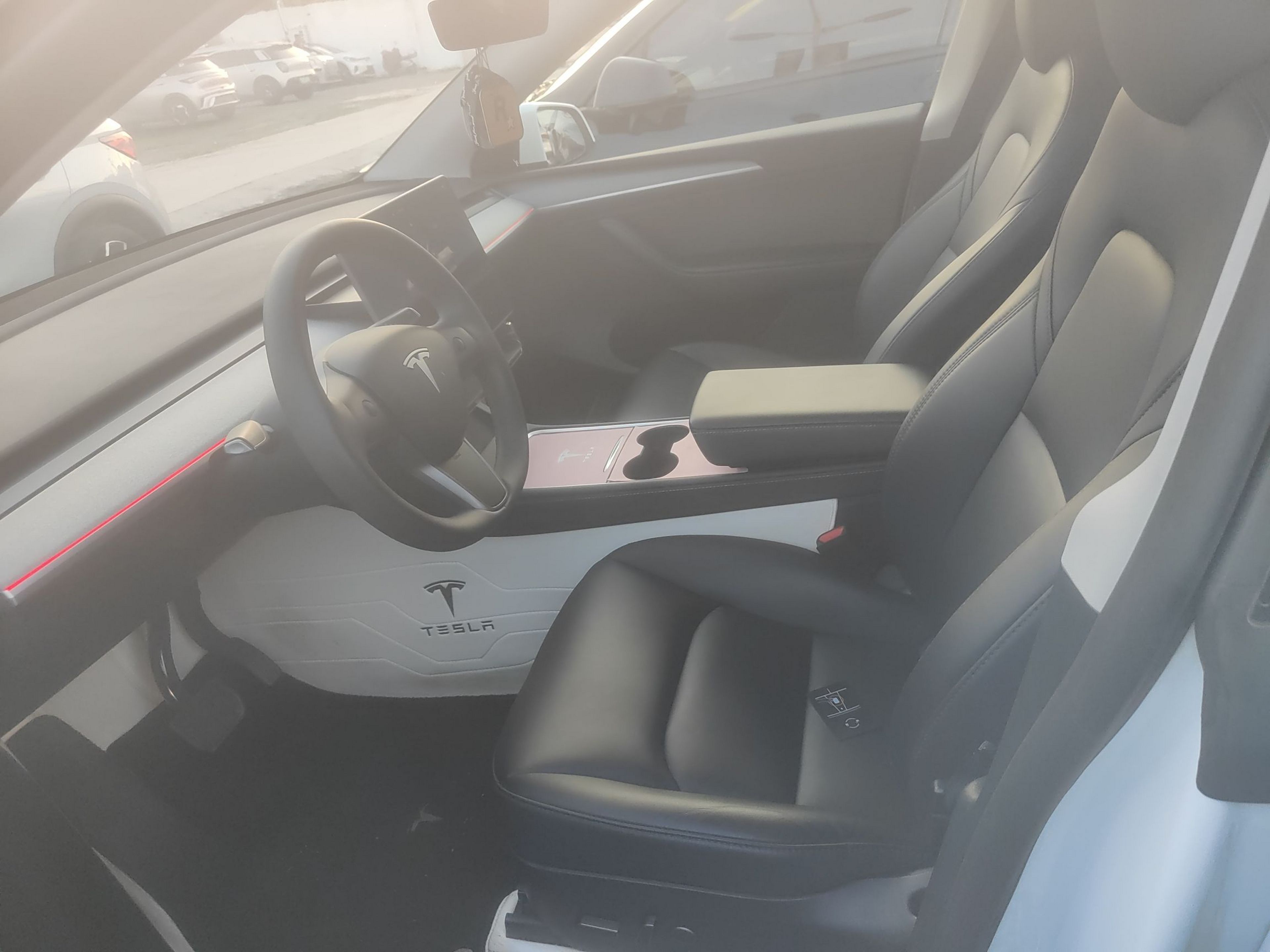 المقاعد الأمامية داخل السيارة