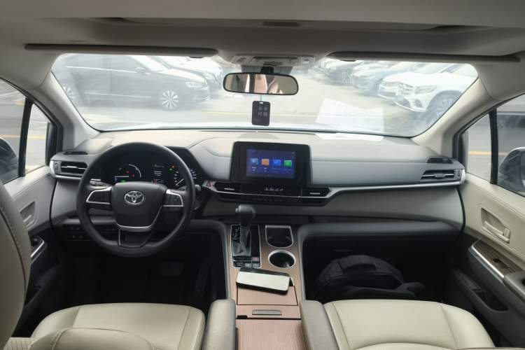 Used Toyota Sienna 2023 2.5L Hybrid Comfort Edition
