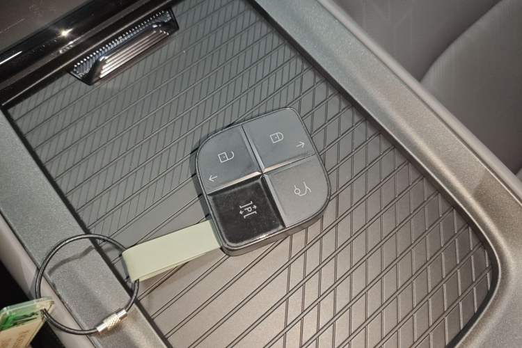 Used Lynk & Co 08 EM-P 2025 220 km All-Wheel-Drive Performance Halo
