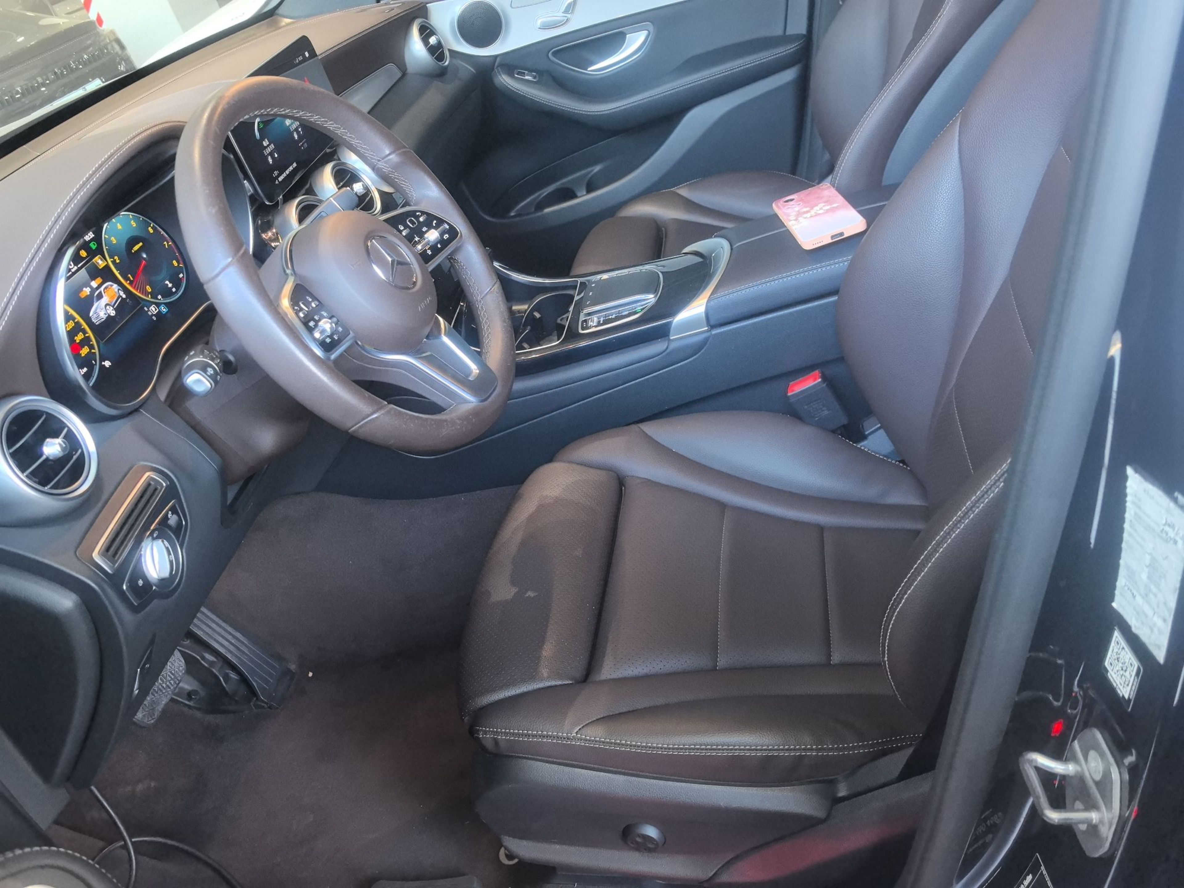 المقاعد الأمامية داخل السيارة