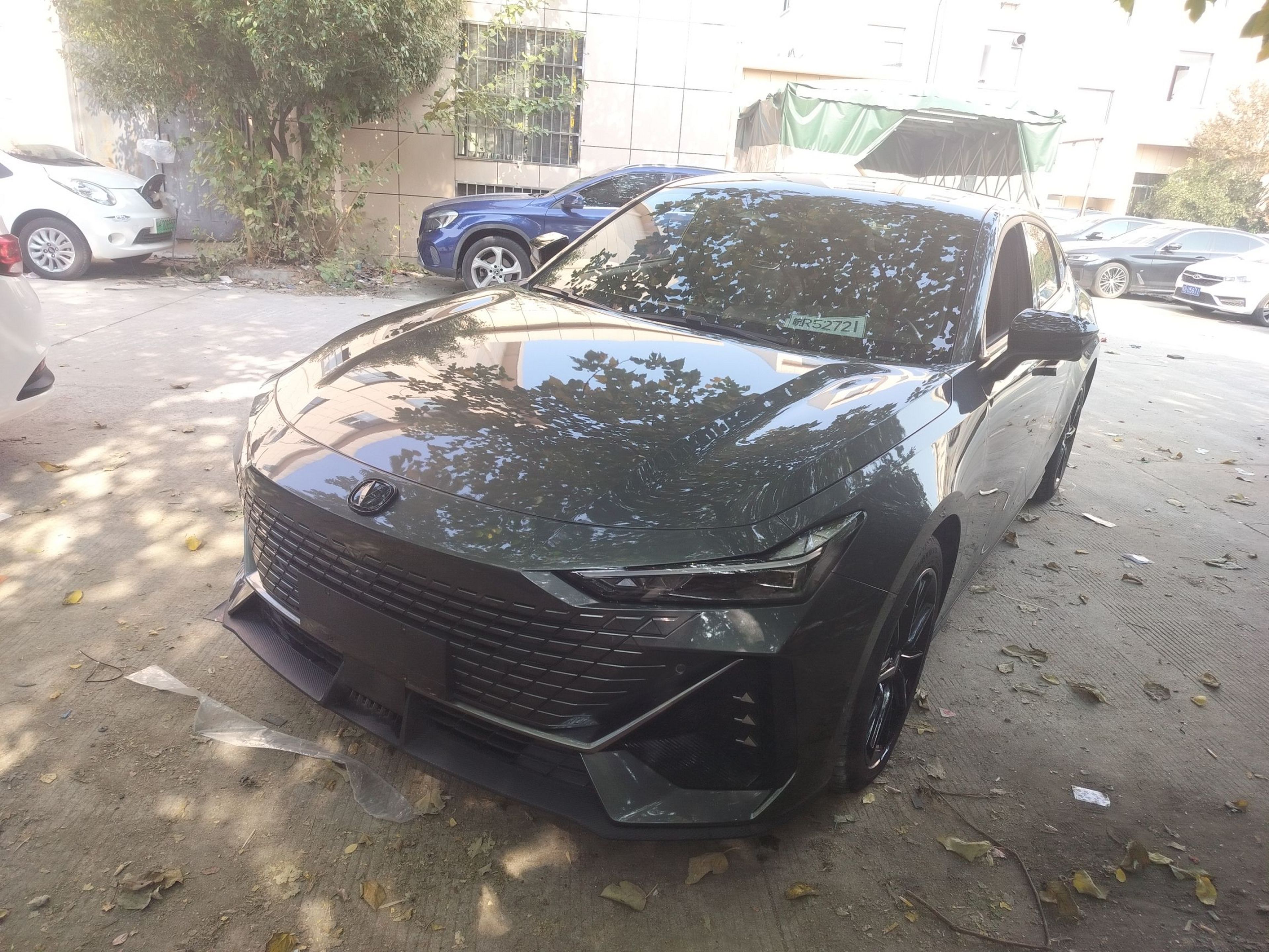 تحت مقدمة السيارة