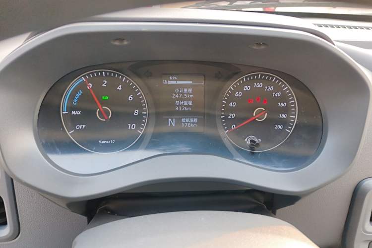 Used Wuling Yangguang 2024 300KM Comfort Version Passenger Van 75kW
