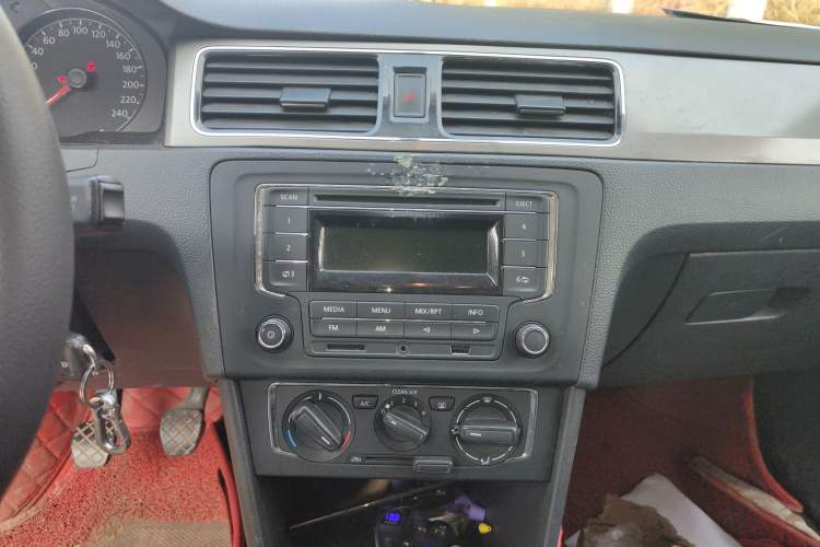 Used Volkswagen Santana 2015 1.6L Manual Comfort Edition
