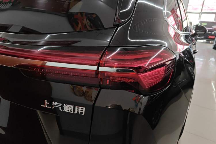 Used Buick Envision 2025 Encore Plus 28T Two-Wheel-Drive Platinum Edition